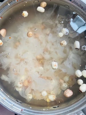 1. 先泡!把藜麦、燕麦、莲子、花生、去皮绿豆、银耳这些杂粮,全丢冷水里泡够3小时,泡软了再洗干净,银耳泡开了记得撕小朵。