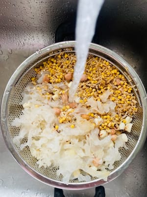 1. 先泡!把藜麦、燕麦、莲子、花生、去皮绿豆、银耳这些杂粮,全丢冷水里泡够3小时,泡软了再洗干净,银耳泡开了记得撕小朵。