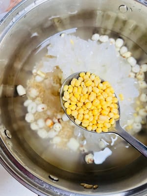 1. 先泡!把藜麦、燕麦、莲子、花生、去皮绿豆、银耳这些杂粮,全丢冷水里泡够3小时,泡软了再洗干净,银耳泡开了记得撕小朵。