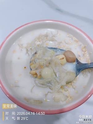 加料收尾!开盖后趁热加牛奶和椰浆,喜欢甜口的再加一点炼奶或者冰糖,搅一搅就能直接喝啦