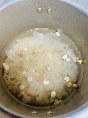 上高压锅!泡好的食材丢进去,加水要没过食材两倍多。大火煮到上汽,转中小火压15分钟,压完别着急开盖,等它自己放完气再开