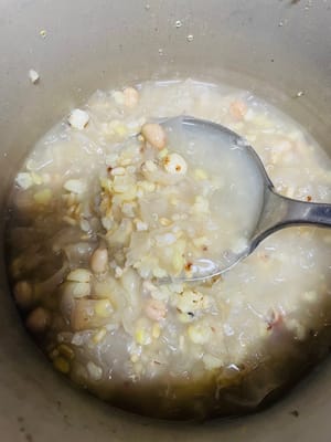 上高压锅!泡好的食材丢进去,加水要没过食材两倍多。大火煮到上汽,转中小火压15分钟,压完别着急开盖,等它自己放完气再开