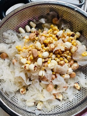 1. 先泡!把藜麦、燕麦、莲子、花生、去皮绿豆、银耳这些杂粮,全丢冷水里泡够3小时,泡软了再洗干净,银耳泡开了记得撕小朵。