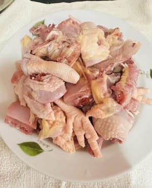 Tagliare il pollo a pezzi.