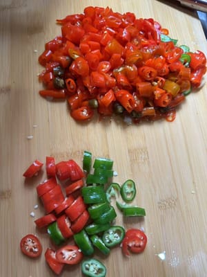 Tagliate i peperoni e metteteli da parte.