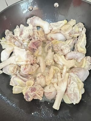 Scaldare l'olio in una padella e friggere il pollo finché tutto il liquido non sarà asciutto. Mettere da parte.