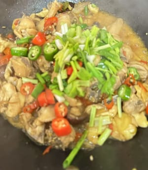 Aprire il coperchio e aggiungere la giusta quantità di sale. Aggiungere mezzo cucchiaino di salsa di soia, mezzo cucchiaino di salsa di ostriche, peperoni verdi e rossi e cipollotti, soffriggere due volte, spegnere il fuoco e aggiungere altro sale.
