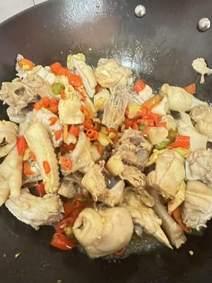 起鍋放油爆香薑蒜泡椒，再倒入雞塊一起翻炒一分鐘加料酒20克翻炒幾下，蓋上蓋子燜5分鐘。再翻炒兩下，再蓋上蓋子悶5分鐘。