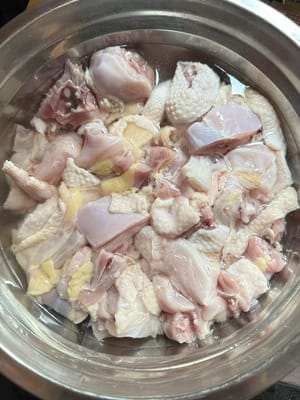 Lavare i pezzi di pollo, aggiungere 50 grammi di sale e 50 grammi di amido di mais, mescolare bene, lasciare marinare per 10 minuti, lavare sotto l'acqua corrente e mettere da parte.