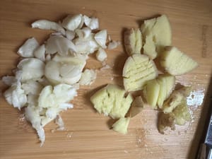 tritare lo zenzero e l'aglio e mettere da parte.