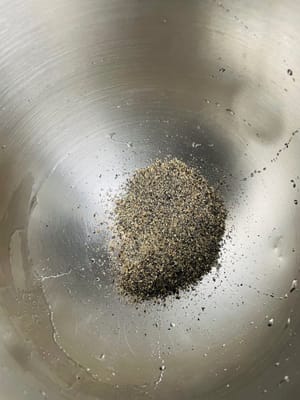 将黑芝麻粉、面粉、白糖、盐、酵母、奶粉、鸡蛋、牛奶放入和面桶。
