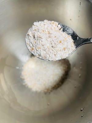 将黑芝麻粉、面粉、白糖、盐、酵母、奶粉、鸡蛋、牛奶放入和面桶。