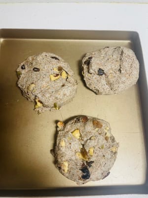 取一份面团,轻轻压扁后对折,整形成喜爱的形状(比较随意),放入烤箱,在35°C环境下保湿发酵至1.5倍大。