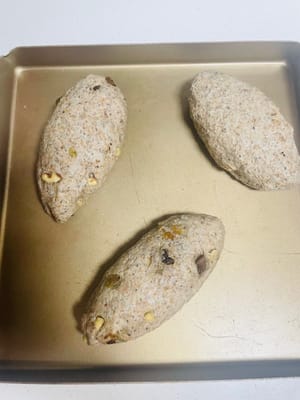 取一份面团,轻轻压扁后对折,整形成喜爱的形状(比较随意),放入烤箱,在35°C环境下保湿发酵至1.5倍大。