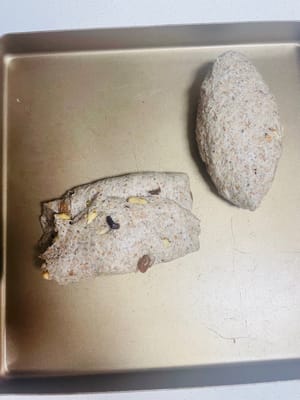 取一份面团,轻轻压扁后对折,整形成喜爱的形状(比较随意),放入烤箱,在35°C环境下保湿发酵至1.5倍大。