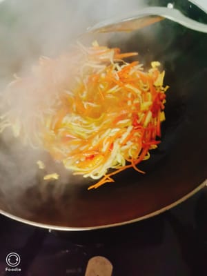 起鍋燒油油熱倒入小米椒蒜泥爆香,再倒入備好的食材下去翻炒片刻,下青椒絲,鹽,生抽。