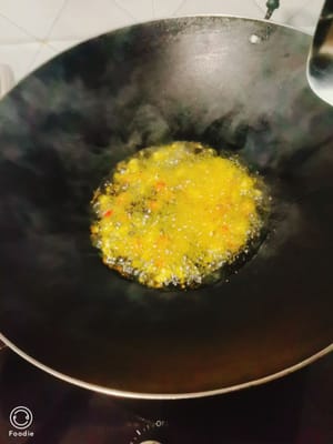 起鍋燒油油熱倒入小米椒蒜泥爆香,再倒入備好的食材下去翻炒片刻,下青椒絲,鹽,生抽。