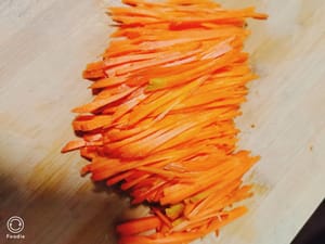 胡蘿蔔洗淨,先切片再改刀切絲。