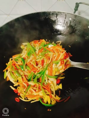 起鍋燒油油熱倒入小米椒蒜泥爆香,再倒入備好的食材下去翻炒片刻,下青椒絲,鹽,生抽。