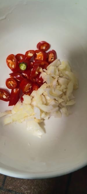 小米椒切小段,蒜切成粒