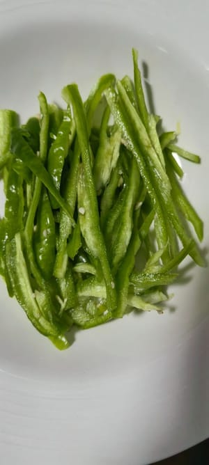 杏鮑菇也也是切絲,辣椒切細絲。