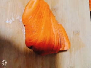 胡蘿蔔洗淨,先切片再改刀切絲。