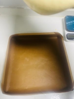 케이크 크러스트 굽기. 반죽을 28×28×3cm 베이킹 팬에 붓고 골고루 펴준 후, 케이크 크러스트 표면이 매끈해지도록 몇 번 가볍게 두드려줍니다. (큰 기포를 제거하여 케이크 크러스트 표면을 매끄럽게 합니다.) 오븐 중간 선반에 넣고 150°C(300°F)에서 20분간 굽습니다. 12분 후에는 알루미늄 호일로 덮어줍니다. (표면이 타는 것을 방지하기 위함입니다.)