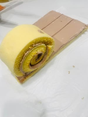 케이크를 돌돌 말아주세요. 케이크 껍질을 5cm 너비로 5등분한 후, 하나씩 천천히 말아 큰 원이 될 때까지 돌돌 말아주세요. (사진 참고, 살살 돌려주세요~) 그 위에 휘핑크림을 한 겹 발라주세요.