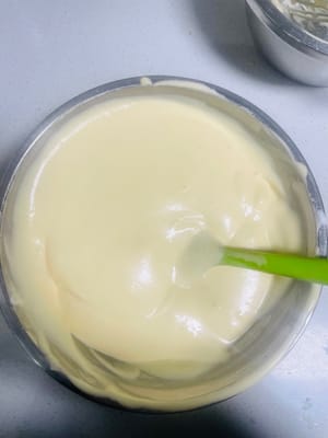 Mix the egg whites (preheat the oven immediately). First, scoop 1/3 of the whipped egg whites into the batter bowl and fold them in using a Z-shaped motion. Then, pour the mixed batter into the remaining egg white bowl and continue folding in a Z-shaped motion. (Mixing 1/3 first