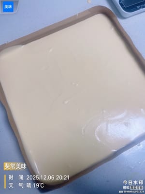 케이크 크러스트 굽기. 반죽을 28×28×3cm 베이킹 팬에 붓고 골고루 펴준 후, 케이크 크러스트 표면이 매끈해지도록 몇 번 가볍게 두드려줍니다. (큰 기포를 제거하여 케이크 크러스트 표면을 매끄럽게 합니다.) 오븐 중간 선반에 넣고 150°C(300°F)에서 20분간 굽습니다. 12분 후에는 알루미늄 호일로 덮어줍니다. (표면이 타는 것을 방지하기 위함입니다.)