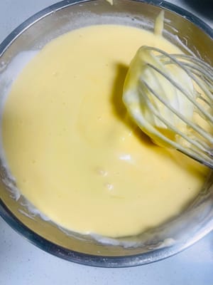 달걀 흰자를 섞습니다(오븐을 즉시 예열하세요). 먼저, 휘핑한 달걀 흰자의 1/3을 반죽 그릇에 넣고 Z자 모양으로 접어줍니다. 그런 다음, 섞은 반죽을 남은 달걀 흰자 그릇에 붓고 Z자 모양으로 접어줍니다. (1/3을 먼저 섞으면 반죽이 