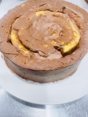 Roll the cake. Divide the cake skin into 5 sections with a width of 5cm, and slowly roll them up one by one until they form a large circle (see the picture, roll gently~). Then spread a layer of whipped cream on top of the cake.