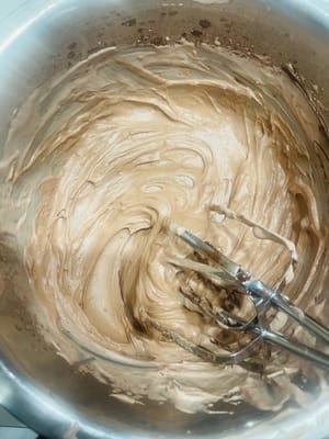 가나슈 크림을 따로 준비합니다. 남은 크림을 녹인 초콜릿에 넣고 잘 섞은 후, 짤주머니에 담습니다.