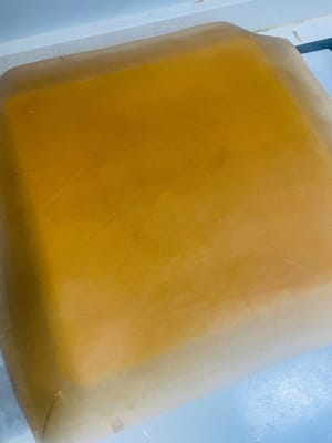 Cooling the cake crust. After baking, invert the cake crust onto a cooling rack. First, peel off the parchment paper from the bottom, then cover it with a new parchment paper. (Inverting and covering with parchment paper prevents the cake crust from drying and cracking. You need to let it cool naturally.)