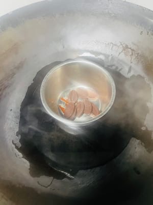Melting Chocolate. Place 30g of chocolate coins in a bowl and melt them over a double boiler. (They will be mixed with cream for decoration later.)