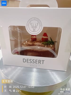 A final musing: This Christmas-themed Swiss roll is just too tempting! It has tree trunk patterns and little snowman decorations—it's got it all! Even though Christmas is still a while away, it's already stealing the spotlight! It made me so busy with holiday cheer that I couldn't concentrate on making it! Oh well, I guess I'll just pack this