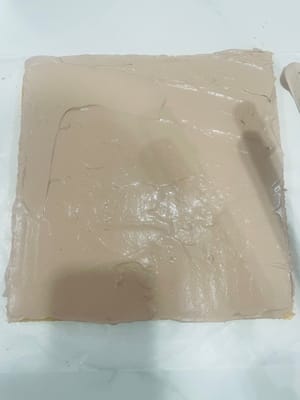 Spreading Cream Spread a layer of light cream evenly on the cake crust.