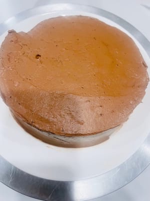 마무리
케이크에 초콜릿 버터크림을 바르고 포크나 숟가락을 사용하여 세로로 몇 줄을 긋습니다(너무 매끄럽게 하지 마세요. 질감이 좀 더 있으면 