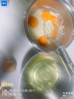 계란을 분리하여 섞습니다. 다른 그릇에 계란 5개의 흰자와 노른자를 분리합니다. 흰자를 새 그릇에 담습니다(물과 기름이 없는 그릇이어야 합니다!). 노른자를 반죽이 담긴 그릇에 붓고, Z자 모양으로 계속 저어가며 잘 섞일 때까지 섞습니다.