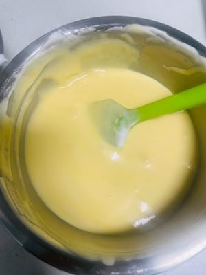 달걀 흰자를 섞습니다(오븐을 즉시 예열하세요). 먼저, 휘핑한 달걀 흰자의 1/3을 반죽 그릇에 넣고 Z자 모양으로 접어줍니다. 그런 다음, 섞은 반죽을 남은 달걀 흰자 그릇에 붓고 Z자 모양으로 접어줍니다. (1/3을 먼저 섞으면 반죽이 