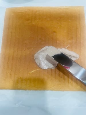 크림 바르기 케이크 크러스트에 가벼운 크림을 고르게 바릅니다.