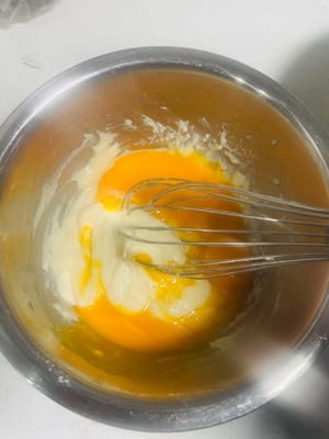 계란을 분리하여 섞습니다. 다른 그릇에 계란 5개의 흰자와 노른자를 분리합니다. 흰자를 새 그릇에 담습니다(물과 기름이 없는 그릇이어야 합니다!). 노른자를 반죽이 담긴 그릇에 붓고, Z자 모양으로 계속 저어가며 잘 섞일 때까지 섞습니다.