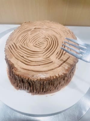 마무리
케이크에 초콜릿 버터크림을 바르고 포크나 숟가락을 사용하여 세로로 몇 줄을 긋습니다(너무 매끄럽게 하지 마세요. 질감이 좀 더 있으면 