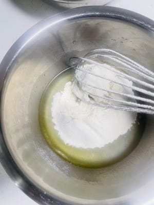 반죽에 밀가루를 넣습니다. 케이크 가루를 붓고 