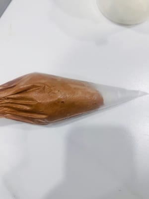 Prepare the ganache cream on the side. Mix the remaining cream into the melted chocolate, stir well, and put it into a piping bag.