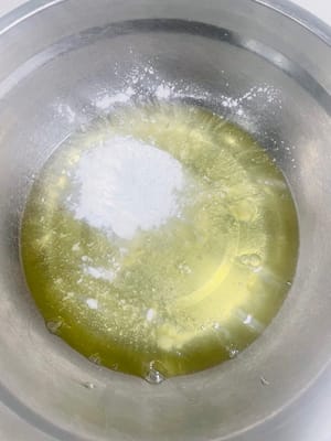 달걀흰자 베이스 준비
옥수수 전분 10g을 계량한 후, 달걀흰자 볼에 레몬즙을 짜 넣습니다. 손으로 두어 번 저어줍니다(레몬즙은 달걀흰자를 안정시키는 데 도움이 되고, 옥수수 전분은 휘핑할 때 유용합니다).
달걀흰자 휘핑하기
달걀흰자에 과립 설탕 40g을 세 번에 나누어 넣고 단단한 뿔이 생길 때까지 휘핑합니다(설탕을 여러 번에 걸쳐 넣으면 달걀흰자가 더 폭신하고 안정적이 되어 부드러운 케이크를 만드는 데 필수적입니다!).