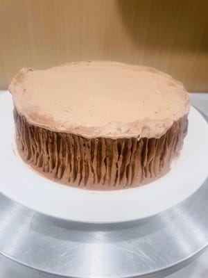 마무리
케이크에 초콜릿 버터크림을 바르고 포크나 숟가락을 사용하여 세로로 몇 줄을 긋습니다(너무 매끄럽게 하지 마세요. 질감이 좀 더 있으면 