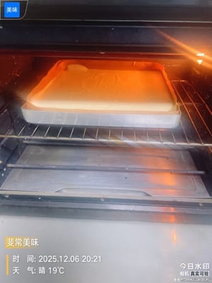 Baking the cake crust. Pour the batter into a 28×28×3 cm baking pan, spread it evenly, and gently tap it a few times (to remove large air bubbles so the cake crust surface is smooth). Place it in the middle rack of the oven and bake at 150°C (300°F) for 20 minutes. Remember to cover it with aluminum foil after 12 minutes (to prevent the surface from burning).