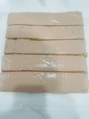 케이크를 돌돌 말아주세요. 케이크 껍질을 5cm 너비로 5등분한 후, 하나씩 천천히 말아 큰 원이 될 때까지 돌돌 말아주세요. (사진 참고, 살살 돌려주세요~) 그 위에 휘핑크림을 한 겹 발라주세요.