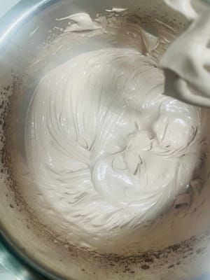 11. Whipping Cream
Prepare to whip cream: The room temperature should be below 20°C. If it's hot, turn on the air conditioner and put ice packs under the bowl (the cream will melt if the temperature is too high, making it difficult to set). Add 5g of cocoa powder and 19g of sugar to 200g of cream, and whip until it reaches a consistency where it is